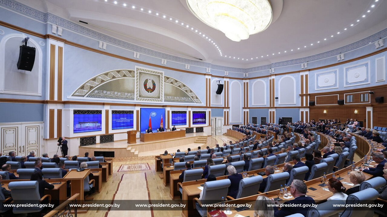 Лукашенко пригрозил наказанием банкам за отказ принимать старые доллары и навязывание услуг Во вторник 9 сентября на совещании с аппаратом Национального банка и руководством банков Александр Лукашенко обратил внимание на жалобы в адрес банков от обычных людей то старые доллары не принимают то навязывают клиентам страховые услуги Какое предупреждение банки получили Подробности здесь myfin news