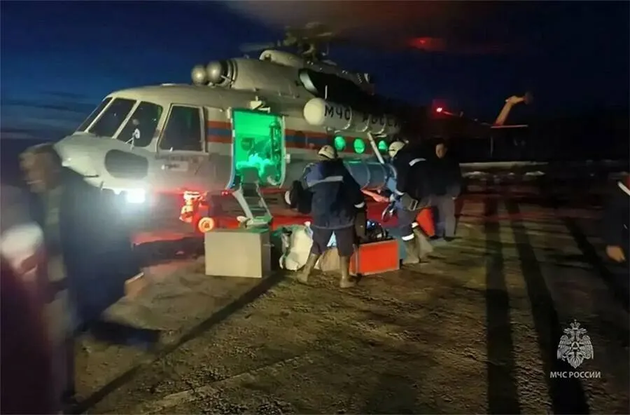 ЧП в Амурской области обвалилась заброшенная штольня Найдены тела двух погибших  В Амурской области завершены поисково спасательные работы на месте обвала заброшенной штольни в пгт Токур Селемджинского района Спасатели обнаружили тела двух погибших и подняли их на поверхность сообщили в Амурском центре ГЗ и ПБ По предварительным данным люди проникли в неэксплуатируемую штольню самостоятельно По информации ГУ МЧС России в штольне находились 3 человека При обрушении один из них выбрался самостоятельно двое остались под завалами Обстоятельства происшествия выясняются skaner28