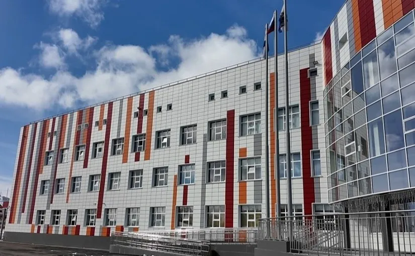 Больше 60 школ Петропавловска Камчатского перешли на обучение в первую смену В таком режиме теперь учатся в 22 школах Всего в Камчатском крае в первую смену обучается 32 199 учащихся во вторую 5 003 из которых 2 489 в Петропавловске Камчатском На обучение в первую смену полностью переведено 22 городских образовательных учреждения из 35 Подробности по ссылке   kamtime ru article 302fbda3 5f5b 4210 a8ae e1be6fb05c59