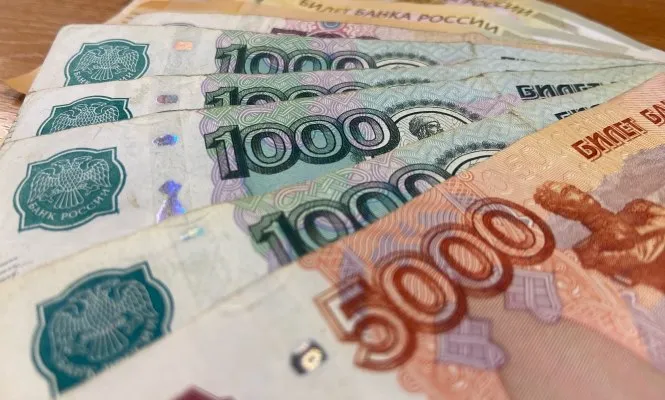 С 2026 года в России начнет действовать новая ежегодная семейная налоговая выплата для работающих родителей с двумя и более детьми и невысокими доходами Как сообщила вице премьер Татьяна Голикова эта мера коснется более 4 миллионов семей в которых воспитываются около 11 миллионов детей Заявления на выплату будут приниматься с 1 июня по 1 октября через Госуслуги или в клиентских службах Социального фонда России Столица в МАКС Прислать новость Реклама