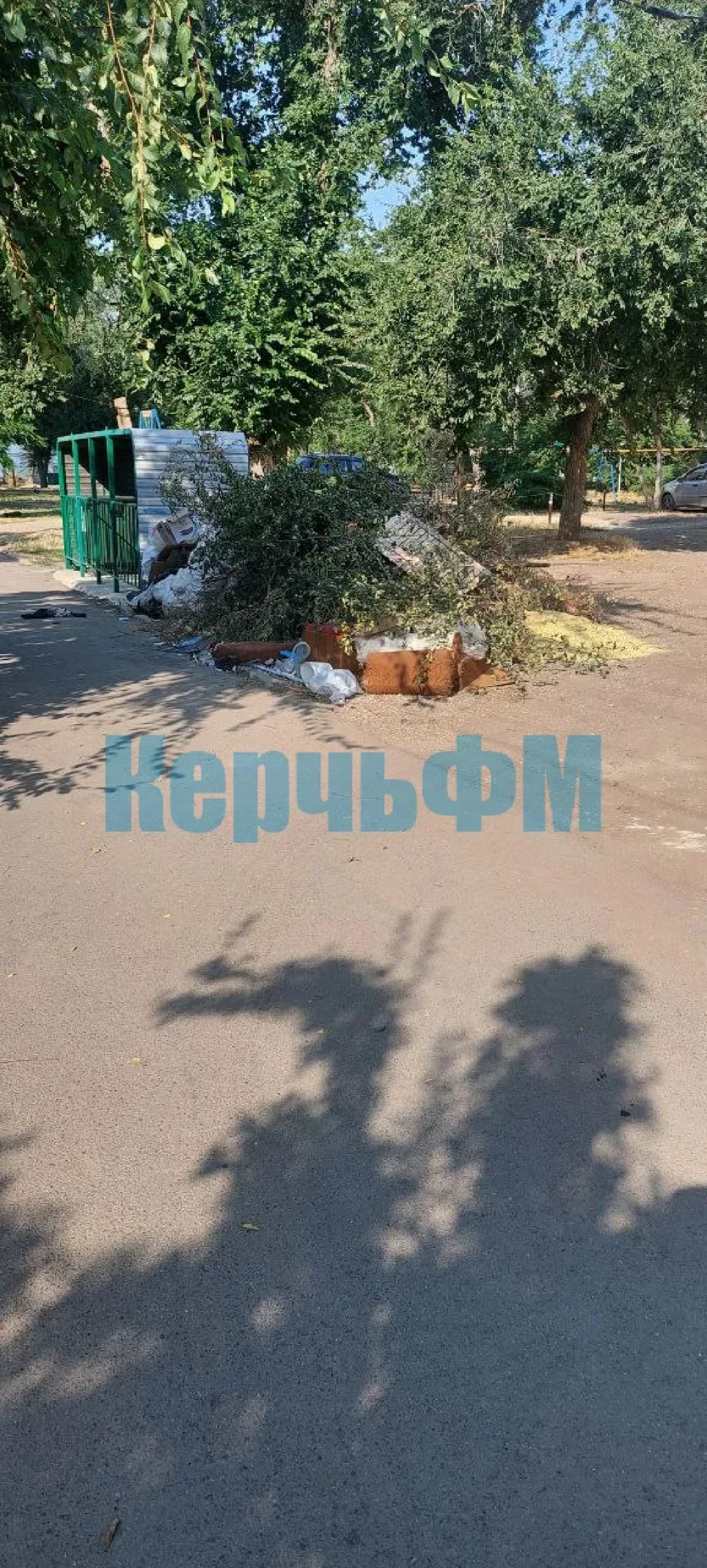 В Керчи ежедневно ликвидируют стихийные свалки  По информации администрации Керчи, особое значение сегодня уделяется устранению стихийных свалок.  Они часто возникают рядом с контейнерными площадками.  Коммунальные службы с применением техники регулярно вывозят накопившиеся отходы.  Про некоторые дворы почему-то забывают.  К примеру, стихийная свалка несколько дней наблюдается во дворах по Казакова 44, 46, 48.  Об этом КерчьФМ сообщают жители этих домов... подробнее