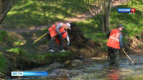 На пруду у цирка в Кирове появится новый фонтан. Подготовка к строительству в парке им. Кирова уже началась. На нижнем пруду спускают воду. Планируется, что фонтан будет выбрасывать вверх 150 струй. Высота водного потока составит около 40 метров. Объект будет подсвечен 200 световыми элементами. Основные работы по монтажу запланированы на июнь и июль. Запустить новый фонтан планируется в конце лета.