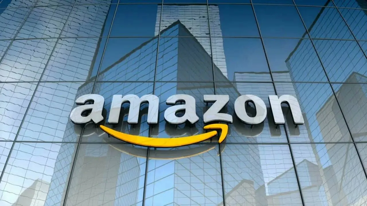 Amazon запускает новый сервис который предоставит сторонним компаниям доступ к собственной логистической инфраструктуре Amazon Supply Chain Services охватывает полный цикл логистики транспортировку и грузовые перевозки хранение и распределение товаров доставку посылок Инфраструктура Amazon включает более 80 тысяч трейлеров 24 тысячи интермодальных контейнеров свыше 100 самолётов Транспортная сеть поддерживает морские авиационные автомобильные и железнодорожные перевозки Среди первых клиентов сервиса Procter Gamble 3M и American Eagle Outfitters На фоне анонса акции логистических компаний упали на премаркете бумаги UPS снизились на 1 5 а FedEx на 2 5 Транспорт и логистика Подписаться Найти нас в MAX