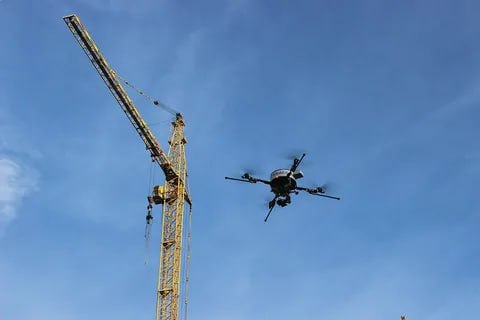 Теперь над омскими стройками все чаще будут появляться гражданские дроны Об этом заявил глава регионального Минстроя Владимир Рашко Запуск БПЛА для контроля строек обсудили на Общественном совете при министерстве Дроны будут летать только в тех районах города где ведутся строительные работы Это дешевый способ детального мониторинга всех этапов строительного процесса Беспилотники запрограммированы передавать данные в цифровом формате и проецировать их на 3Д модели возводимых объектов Очень нужное направление для развития которого в Минстрое уже создаются необходимые условия сообщил Владимир Рашко Сейчас решается вопрос о включении в техзадания по строительному контролю применение аэрофотосъемки выполнять которую должны компетентные специалисты БАС беспилотники МинстройОмскойобласти стройки bespilotny1