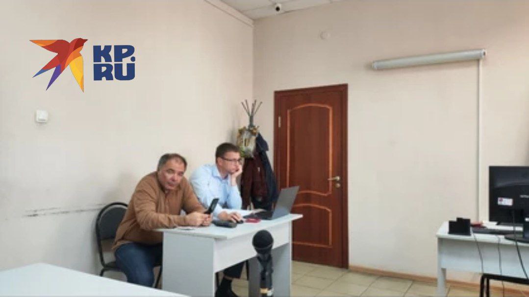 В суде Оренбурга зачитали обвинение по делу экс министра природы Самбурского Его обвиняют сразу по четырем эпизодам получения взятки В числе потерпевших руководители аффилированных с правительством организаций За покровительство по службе как предполагает следствие они обеспечивали комфортную жизнь его родственников из Свердловской области Подробности сегодняшнего процесса читайте на ORENBURG KP