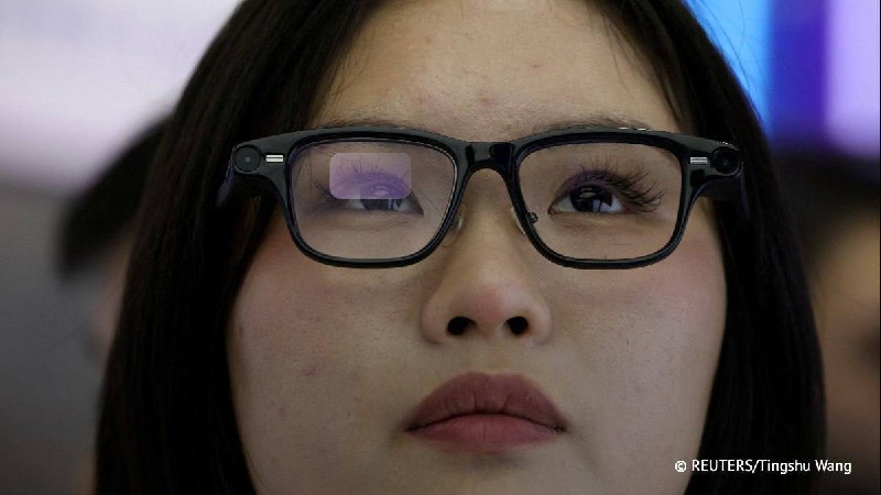 Китайцы снова впереди всех Китайская компания Alibaba представила очки оснащенные системой ИИ Прозрачные дисплеи сканируют все что видит пользователь ИИ может накладывать контекстуальную информацию поверх того что видит пользователь очков veraafanasyeva