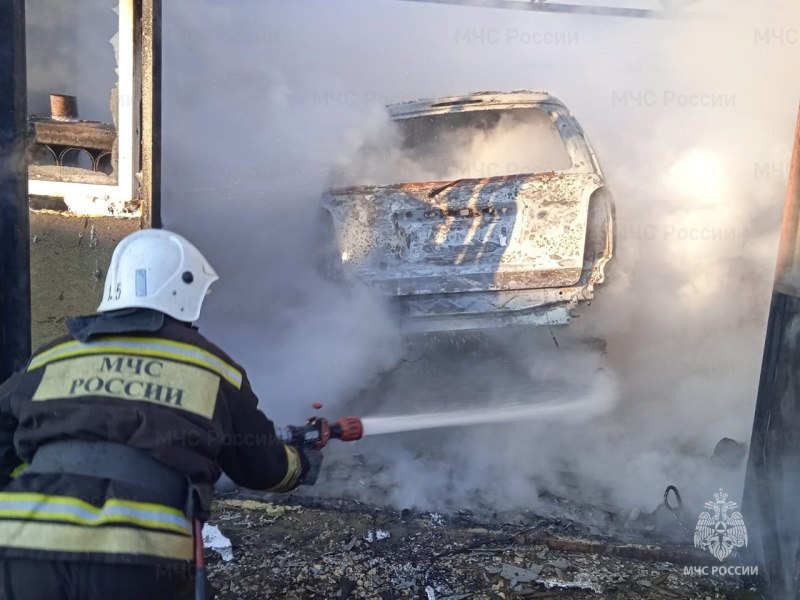 В Верховском районе сгорел гараж с автомобилем внутри.   Сообщение о пожаре поступило из деревни Туровка.  Как рассказали в областном МЧС, на момент прибытия пожарных расчетов, горел гараж и автомобиль внутри, существовала угроза, что пламя перекинется на соседнюю хозпостройку и еще один автомобиль, припаркованный рядом.   Работали верховские пожарные. Огонь затушили, не дав ему распространиться. Пострадавших нет.  Причину пожара сейчас определяют эксперты.   Фото: ГУ МЧС России по Орловской области