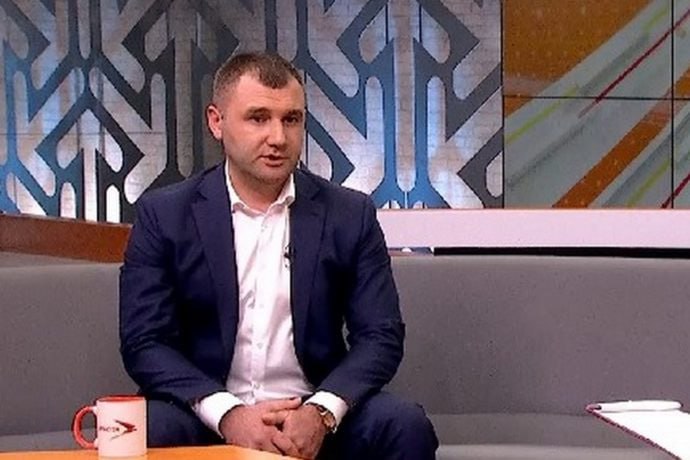 Глава АМС Правобережного района Казбек Мрикаев на фоне перехода Фраева в минспорт будет выдвинут «Единой Россией» на должность главы района, сообщил Меняйло.