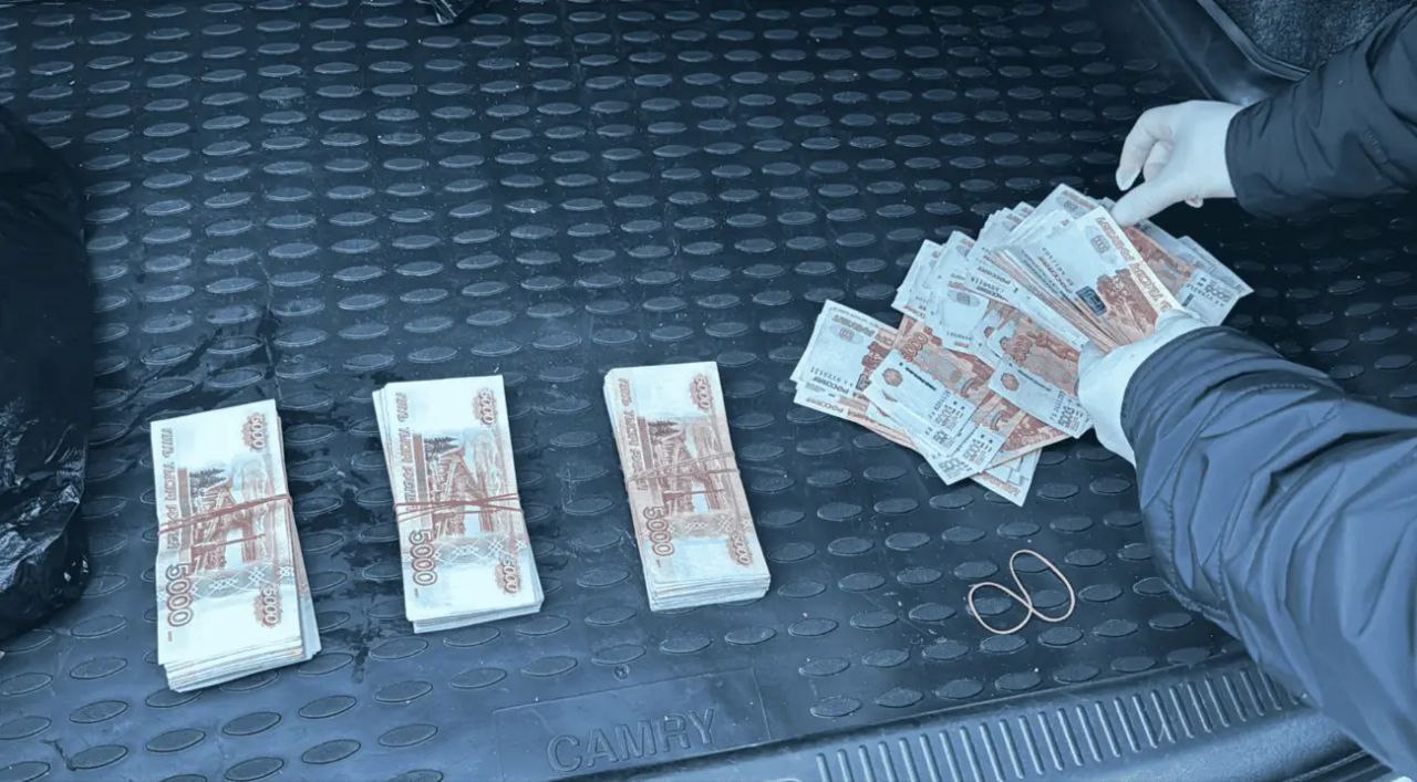 Экс директор центра занятости Джейрахского района осуждён за дачу взятки ФСБ Апелляционная инстанция Верховного суда Республики Ингушетия назначила 8 лет лишения свободы бывшему директору ГКУ Центр занятости населения Джейрахского района за дачу взятки сотруднику органов безопасности Как сообщили газете Ингушетия в УФСБ России по республике 12 декабря 2023 года 56 летний фигурант зная о проводимых оперативно розыскных мероприятиях по выявлению хищения бюджетных средств в ранее возглавляемом учреждении в салоне автомобиля на территории Джейрахского района лично передал 2 млн рублей сотруднику органа безопасности и был задержан Уголовное дело возбуждено по ч 5 ст 291 УК РФ Приговором Джейрахского районного суда экс чиновник признан виновным ему был назначен штраф 2 млн рублей впоследствии сниженный до 1 5 млн Апелляционная инстанция Верховного суда РИ изменила приговор назначив наказание в виде 8 лет лишения свободы с отбыванием в исправительной колонии строгого режима ПОДПИСАТЬСЯ ПРЕДЛОЖИТЬ НОВОСТЬ