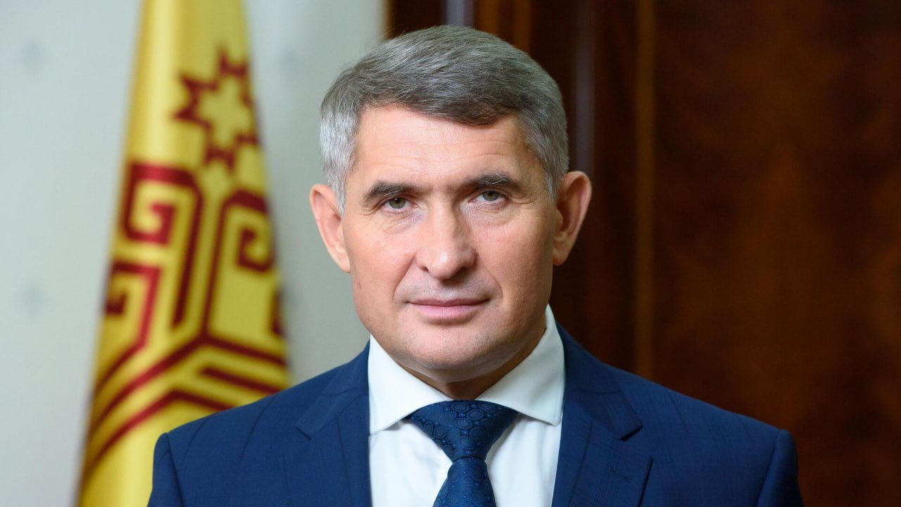 Действующего главу Чувашии и единственного губернатора-справоросса Олега Николаева, который будет баллотироваться на второй срок на сентябрьских выборах в качестве самовыдвиженца, поддержат региональные отделения "Единой России" и КПРФ. Обе партии не станут выдвигать своего кандидата из-за "близости позиций" с действующим главой республики. На выборах 2020 года Николаев победил с 75,6% голосов. Кандидат от КПРФ Александр Андреев занял второе место 10,3% . "Единая Россия" не выдвигала кандидата против Николаева. Какое трогательное единодушие политических партий Чувашии.