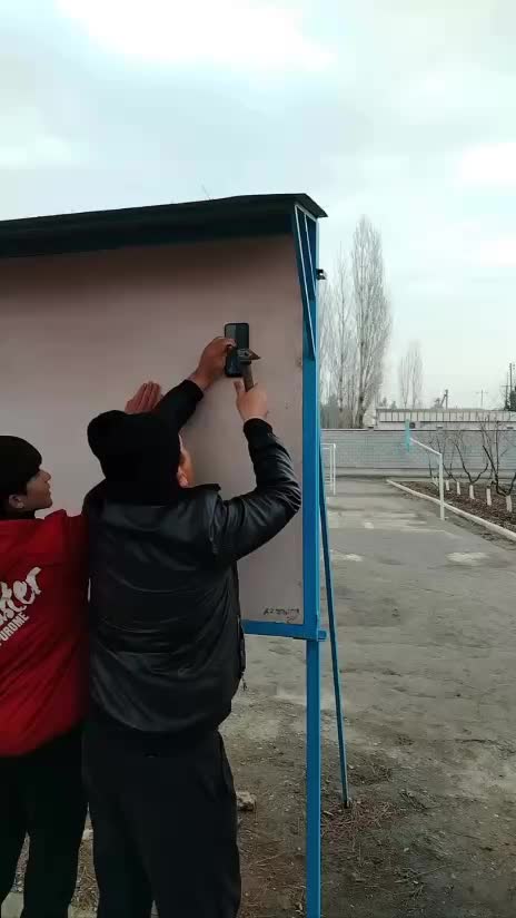 Директор школы в Узбекистане прибил телефон ученика к доске для демонстрации недопустимости использования гаджетов