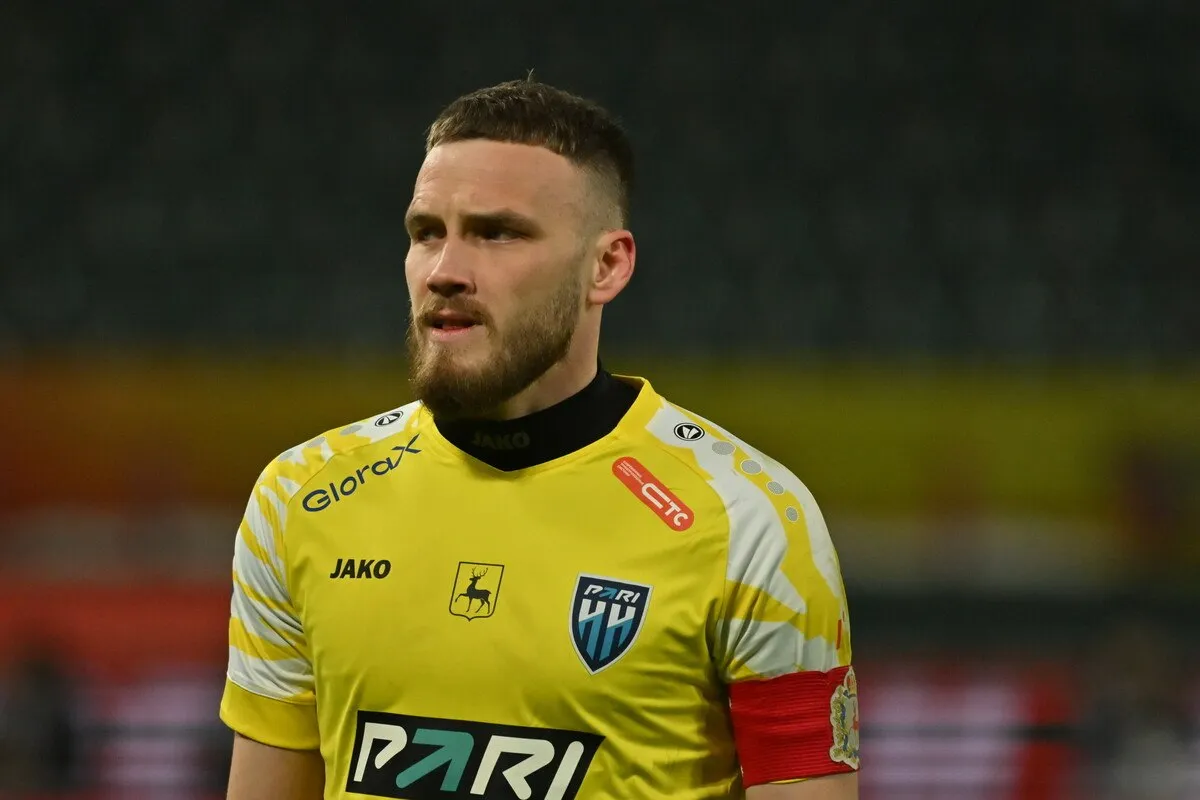 Вратарь Пари НН в матерной форме раскритиковал фанатов своей команды Вратарь Пари Нижний Новгород Никита Медведев в грубой форме раскритиковал болельщиков своей команды за плакаты в поддержку бывшего главного тренера Алексея Шпилевского на матче 29 го тура Российской премьер лиги РПЛ против ЦСКА Пари НН в понедельник проиграл ЦСКА со счетом 1 2 ведя до 88 й минуты Шпилевский был отправлен в отставку 28 апреля его сменил Вадим Гаранин Ребята сидите дома не надо так команду поддерживать Те кто реально поддерживают они придут и поддержат А вас мы больше не ждем на трибунах сказал с использованием ненормативной лексики Медведев Генеральный директор Пари НН Виталий Карасев сообщил что обсудит с Медведевым его матерную тираду Если болельщики считают так это их право мы не вправе их осуждать То как Медведев отреагировал пока с Никитой не удалось поговорить сейчас все на эмоциях обсудим внутри цитирует Карасева РИА Новости Global Look Press