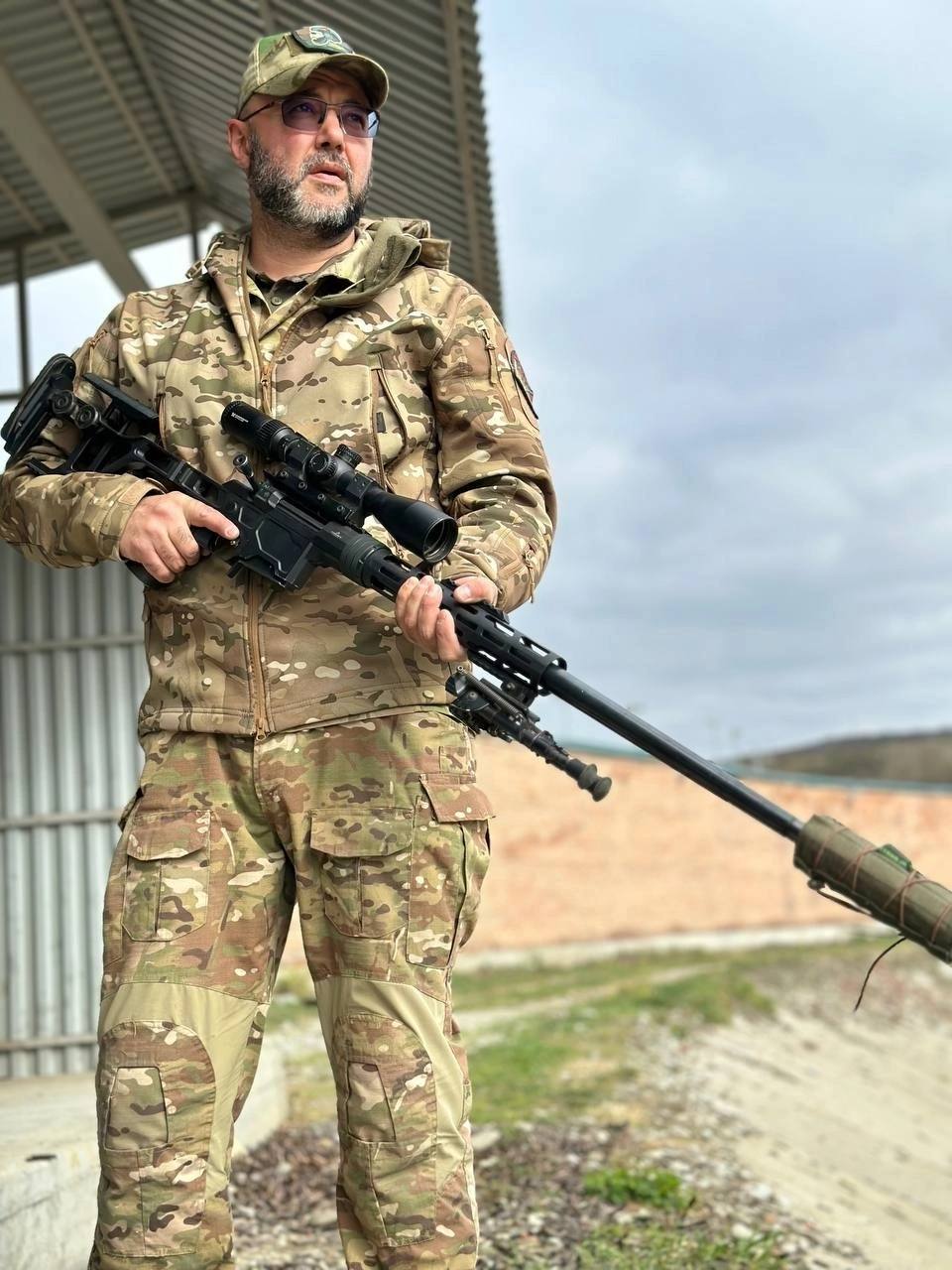 Максима Васильева, арестованного за участие в распилах на строительстве фортификаций, могут выпустить под залог или перевести под домашний арест. На это надеются адвокаты экс-депутата. Дело в том, что Васильев частично признал свою вину и «активно способствует предварительному расследованию по уголовному делу». Защита полагает, что это может стать основанием для смягчения меры пресечения. Максим Васильев находится в СИЗО с 21 апреля по обвинению в хищении ч. 4 ст. 160 УК РФ . На всякий случай напомним, что по этому делу также арестованы экс-губернатор Курской области Алексей Смирнов, его заместитель Алексей Дедов, бывший глава «Корпорации развития Курской области» Владимир Лукин и другие персоны. Курская аномалия
