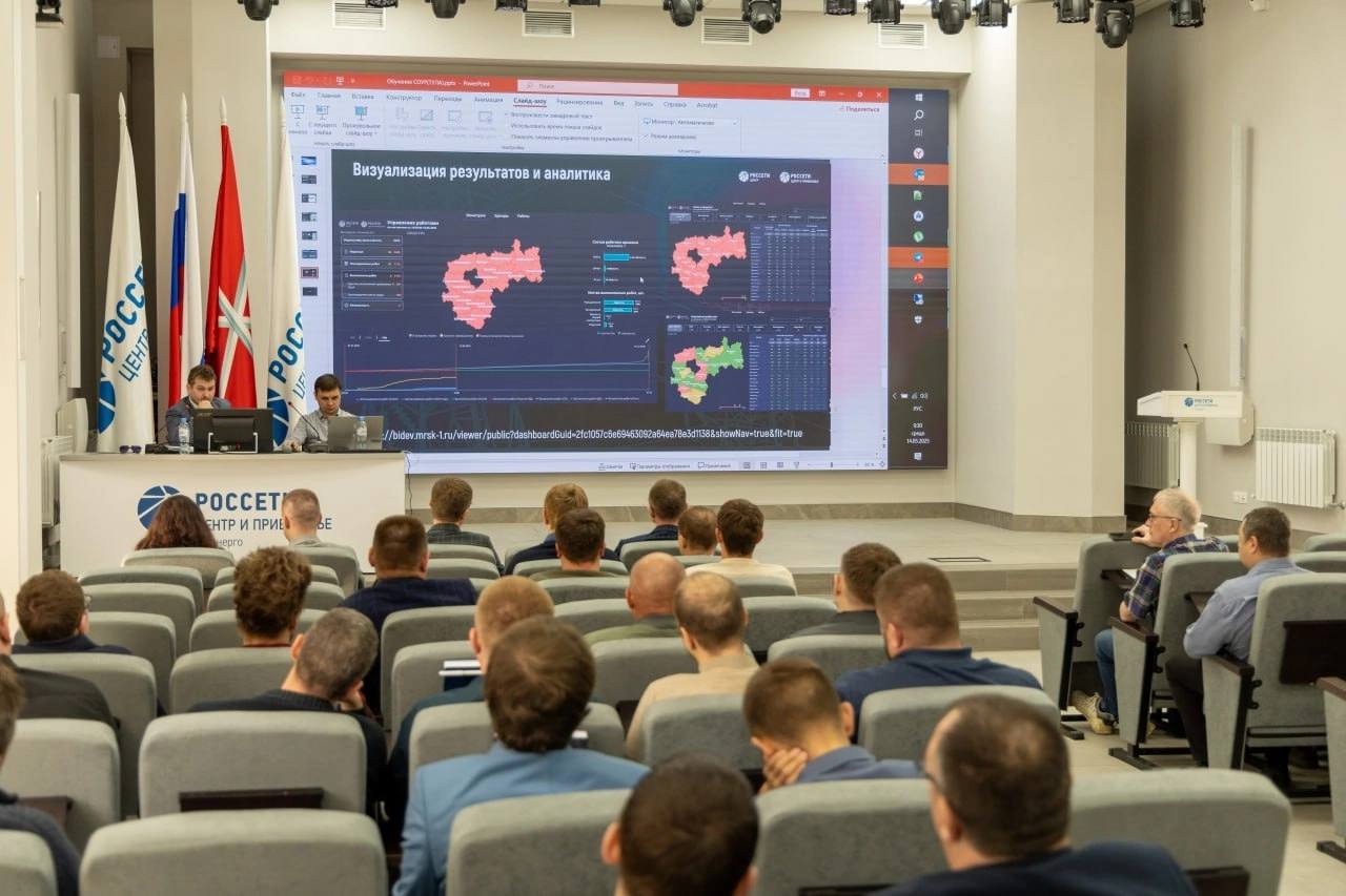В «Россети Центр» и «Россети Центр и Приволжье» внедряют новую систему управления работами Более 50 специалистов технического блока «Россети Центр» и «Россети Центр и Приволжье» из 20 филиалов прошли обучение работе с информационной системой оперативного управления работами СОУР на площадке АО «Тульские городские электрические сети». В мероприятии приняли участие представители районов электрических сетей, производственно-технических служб, управлений высоковольтных и распределительных сетей, отделов анализа и управления производством, а также персонал АО МЭК «Энергоэффективные технологии». СОУР предназначена для снижения потерь времени на ввод данных в смежные системы, автоматизации процесса передачи заданий на работы исполнителю, централизации нарядно-допускной системы, частичной замены бумажного документооборота на электронный с применением мобильного устройства. Новая система позволит повысить эффективность всех уровней управления. На обучении специалисты познакомились с функциями СОУР, включая администрирование, создание шаблонов, передачу заданий на работы, управление силами и средствами. Особое внимание уделили работе с мобильными устройствами на базе отечественной операционной системы «Аврора». Внедрение СОУР поможет энергетикам эффективнее выполнять свои задачи, что положительно скажется на качестве обслуживания потребителей.