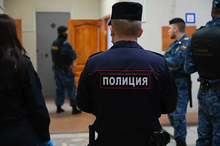 Пытавшимся скрыться от полиции водителем в Якутске оказался подросток В Якутске утром 25 апреля сотрудники ДПС задержали 15 летнего подростка который пытался уйти от преследования полиции на Toyota Land Cruiser без госномеров Автомобиль заметили около 7 15 на Окружном шоссе На требование инспекторов остановиться водитель не отреагировал и попытался скрыться Во время погони подросток по данным Госавтоинспекции выезжал на встречную полосу игнорировал дорожные знаки маневрировал через дворы и спровоцировал несколько ДТП создавая угрозу другим участникам движения чф Остановить автомобиль удалось примерно через 15 минут во дворе дома на улице Дзержинского За рулем оказался ученик восьмого класса одной из школ города Признаков опьянения у него не выявили Подросток объяснил что взял машину отца без разрешения На место вызвали отца несовершеннолетнего Его привлекли к административной ответственности за передачу управления лицу не имеющему права вождения Также решается вопрос о привлечении родителей к ответственности за ненадлежащее воспитание и постановке подростка на профилактический учет