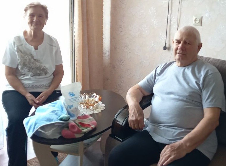 На Краснодонщине поздравили «золотых юбиляров» семейной жизни    В преддверии Дня семьи, любви и верности в Краснодонском муниципальном округе поздравили семейные пары, которые прожили вместе 50 и более лет.   Специалисты Краснодонского комплексного центра социального обслуживания населения  предоставления социальных услуг  при поддержке Женсовета Краснодонского округа, организовали трогательные поздравления на дому для этих замечательных семей,которые являются подопечными центра. Каждая пара получила памятные подарки, наполненные заботой и вниманием.  Поздравляя семьи, директор Центра Светлана Шавлай с искренней добротой отметила: «Такие пары – это настоящие образцы для подражания. В крепких и дружных семьях растут счастливые и здоровые дети, формируя основу будущего нашей страны. От всей души желаю каждой семье счастья, здоровья и благополучия! Пусть тепло вашего родного очага всегда согревает, наполняя дом светом радости и надежды!»   Каждое слово было пропитано заботой и уважением к жизненному пути этих людей, которые на протяжении полувека поддерживали друг друга, создавая крепкий фундамент для будущих поколений.
