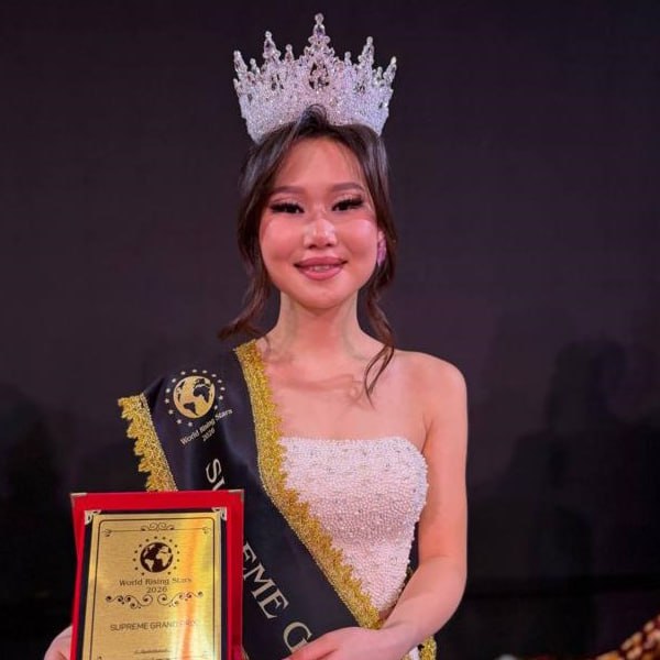 17 летняя жительница Иркутской области победила на международном конкурсе красоты и талантов World Rising Stars Финальная борьба 50 участников от 5 до 21 года состоялась в Тбилиси Победа досталась Елене Бужеевой из села Оса Соперницами девушки были конкурсантки из России Турции Болгарии Эстонии Филиппин Непала ОАЭ Индии Ирана и других стран Победителей определяли в разных возрастных категориях но главный титул завоевала россиянка Бужеева воспитывается в многодетной семье с детства занимается народными танцами В ноябре 2025 го сибирячка получила гран при на конкурсе Мини Мисс Иркутская область а в декабре одержала победу в старшей возрастной категории 14 17 лет национального этапа конкурса Маленькие Мисс и Мистер Россия Мира 2025 Подписаться на канал