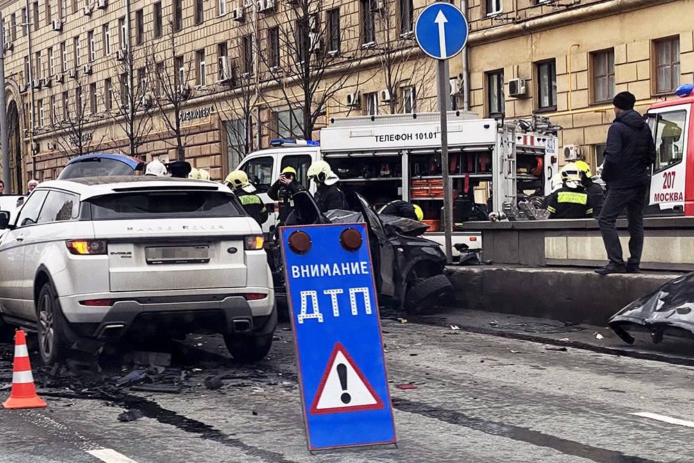 В прошлом году в России зафиксировано общее снижение числа аварий на дорогах  В правительственной комиссии по обеспечению безопасности дорожного движения признали, что, несмотря на все меры, удерживать положительную динамику в ситуации на дорогах становится всё сложнее.     В России сложилась своя традиционная «структура аварийности» со своими самыми распространёнными видами ДТП.    Большая часть из них - столкновения, причём зимой в сложных погодных условиях чаще случаются встречные столкновения с тяжёлыми последствиями.    На втором и третьем местах этого рейтинга - наезды на пешеходов и съезд с дороги.    Добавились аварии с участием средств индивидуальной мобильности - прирост особенно ощутим в южных регионах и городах миллионниках.   В этом году в рамках нового нацпроекта «Инфраструктура для жизни» реализация Стратегии по повышению безопасности дорожного движения будет продолжена, и у российской статистики ДТП появится много поводов измениться.   В какую сторону - зависит не только от работы транспортных ведомств и ГАИ, но и от поведения каждого участника дорожного движения.  Подробнее - РГ.