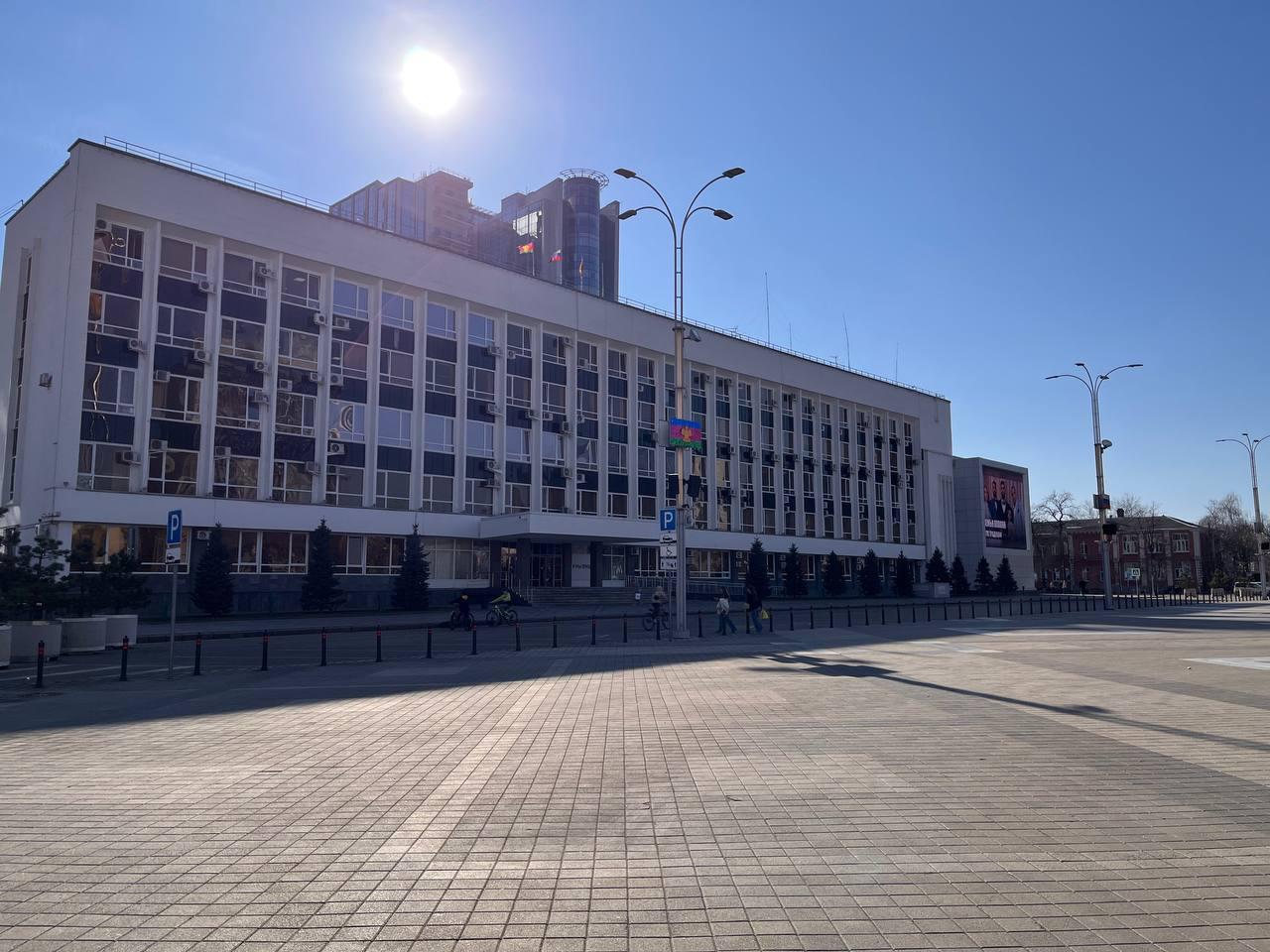 В Краснодаре увеличили выплаты для участников СВО Люди, которые отстаивают интересы страны, должны получать достойную поддержку. — Сегодня на заседании Гордумы приняли ещё одно важное решение - увеличиваем вдвое городскую единовременную выплату для тех, кто заключит контракт на прохождение службы в войсках РФ в военных комиссариатах Краснодара. Теперь она составит 500 тысяч рублей, — сообщил мэр Краснодара Евгений Наумов. Общая сумма единоразовой выплаты для заключивших контракт в Краснодаре теперь составляет 2,4 млн рублей. Также семьи участников СВО освобождаются от уплаты земельного налога — на участки, используемые для личных, а не коммерческих целей. Расширяется и перечень льготных категорий, попадающих под эту меру поддержки. #неделямэра #героиКубани Телеканал «Краснодар» написать