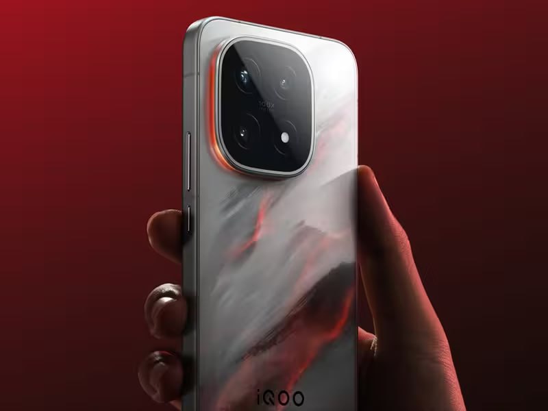 Бренд iQOO начал раскрывать подробности о своем будущем флагмане iQOO 15 и тут есть ряд очень интересных моментов Так впервые в линейке флагманов iQOO появится беспроводная зарядка Также смартфон получит защиту IP68 IP69 ультразвуковой сканер отпечатков нового поколения он будет работать быстрее чем у iQOO 13 разъем USB 3 2 Много внимания в новой модели уделено экрану iQOO 15 получит панель 2К LEAD OLED от Samsung с кадровой частотой 144 Гц и пиковой яркостью 2600 кд кв м Ранее сообщалось что смартфон получит аккумулятор емкостью 7000 мАч с поддержкой проводной зарядки мощностью 100 Вт Мощность беспроводной зарядки пока неизвестна Смартфон будет построен на однокристальной системе Snapdragon 8 Elite Gen 5