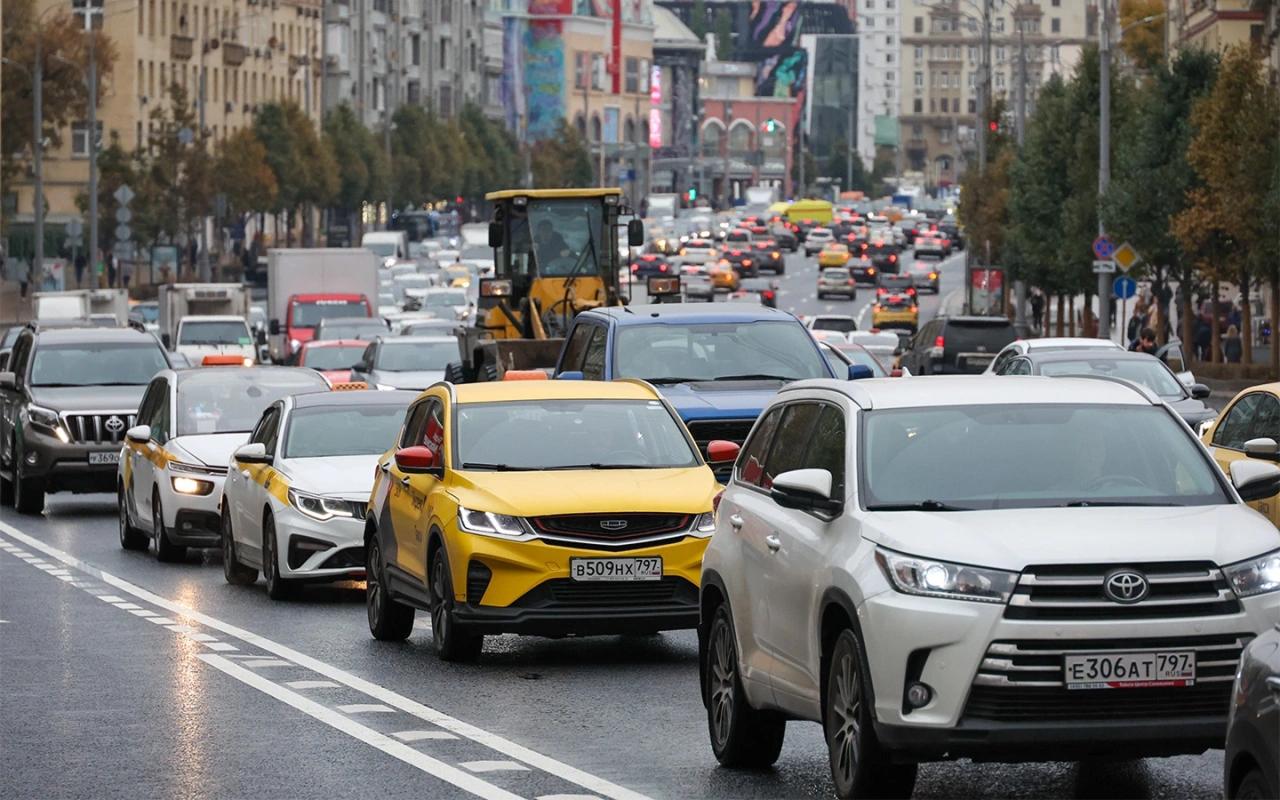 Автосоюз предложил выделять госномера беспилотных машин Как сообщил Autonews вице президент организации Антон Шапарин суть инициативы в том чтобы беспилотные автомобили имели особенные госномера Он добавил что в большинстве стран мира принято использовать бирюзовый цвет для выделения подобного транспорта Также Шапарин привел в пример Белоруссию где электромобили и гибриды имеют специальные госномера зеленого цвета В России активно внедряются высокоавтоматизированные транспортные средства которые будут эксплуатироваться в рамках особого законодательства Их пользователи будут иметь определенные льготы и одновременно будут обязаны выполнять ряд обязательств Кроме того участникам дорожного движения необходимо легко идентифицировать транспортные средства которые движутся в автоматическом режиме Самым простым инструментом в данном случае также являются специальные государственные регистрационные знаки с символами отдельного цвета В большинстве стран мира неформально принято использовать бирюзовый цвет для выделения высокоавтоматизированных транспортных средств пояснил Шапарин Он добавил что в законопроекте предложенном Минтрансом пункт о пометке такого транспорта просто забыт Мы предлагаем оперативно исправить ситуацию так как объективно водителям нужно знать что за автомобиль рядом добавил Шапарин