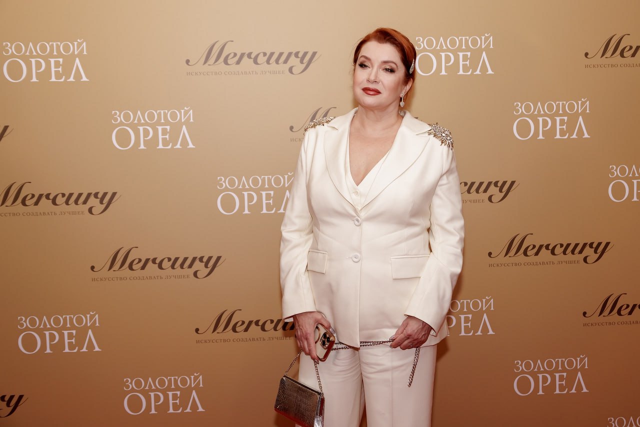 «Это память»: Вера Сотникова поддержала идею переименовать Волгоград в Сталинград   По словам актрисы, уроженки Волгограда, это поможет укрепить историческую память.  «Я за [возвращение городу прежнего названия]. Это память. Мы поднимаем историю, мы поднимаем факты, которые забыты некоторыми людьми. Сегодня мы живем в то время, когда все возвращается на свои места. Раз это так, значит, город совершенно обоснованно может переименоваться в Сталинград. Тем более что и к Сталину изменилось отношение. В его адрес было много неправды, а мы победили с этим государственным деятелем», – рассказала Сотникова «Абзацу».  Она добавила, что очень трепетно относится к данному вопросу, так как в ее свидетельстве о рождении указан Сталинград.  Подпишитесь на «Абзац»   Добавьте «Абзац» в ленту «Дзена»