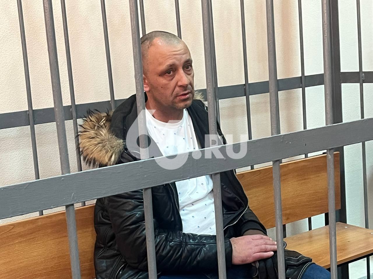 Облил кислотой бывшую возлюбленную владелец Ермак Медиа считает следствие Директору уральского медиа проекта Николаю Ермакову грозит до 11 лет колонии Прямо сейчас ему избирают меру пресечения Заседание закрыли от СМИ передает журналист 66 RU Дома и на рабочем месте у Ермакова прошли обыски Сам он вину отрицает и утверждает что у него есть алиби в момент нападения забирал сына из школы На наш взгляд очень много в этой ситуации с нападением неточностей и нестыковок Круг подозреваемых должен быть заметно расширен и включать в себя конкурентов по бизнесу бывших подруг отвергнутых любовников а также не исключать саботажа со стороны самой Алены заявили в телеграм канале редакции Ермак Медиа По словам источников 66 RU Николай Ермаков занимается похоронным бизнесом Кроме того он якобы является одним из лидеров ОПГ Дондики Ранее его обыскивали по делу журналиста Прекрасной России Евгения Анисимова которого обвиняли в возбуждении ненависти к силовикам Ермаков якобы предоставлял Анисимову аккредитацию на журналистскую деятельность   Новости из Екатеринбурга