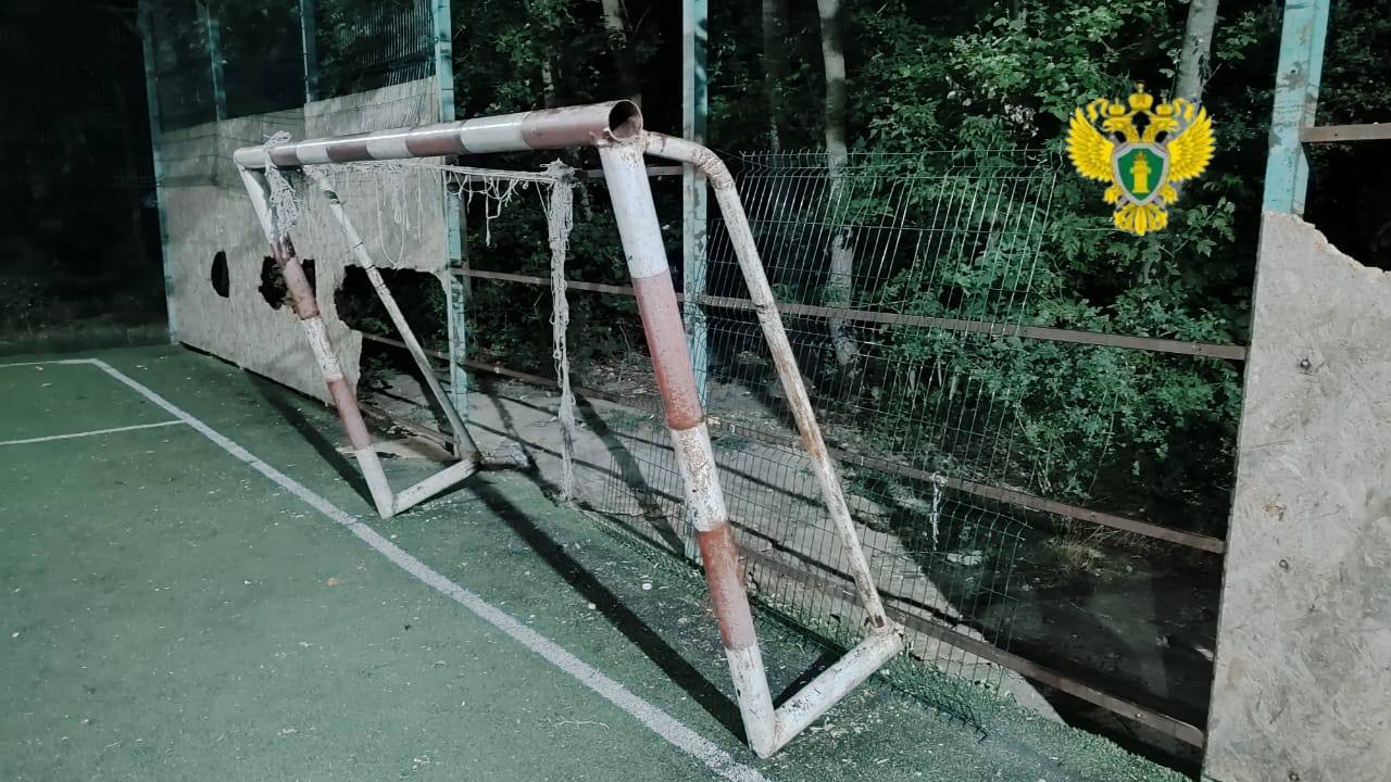 Прокуратурой Дагестана организована проверка в связи с гибелью ребёнка в Ногайской районе По предварительным данным, 6 июля 2025 года, на стадионе в селе Терекли-Мектеб футбольные ворота упали на мальчика, 2019 года рождения. Ребёнок скончался. В ходе надзорных мероприятий, проведение которых поручено прокуратуре Ногайского района, будут установлены обстоятельства произошедшего, дана оценка соблюдению требований законодательства при содержании и эксплуатации объектов спортивно-игровой инфраструктуры, а также о несовершеннолетних. Поставлены на контроль ход и результаты процессуальной проверки по данному факту