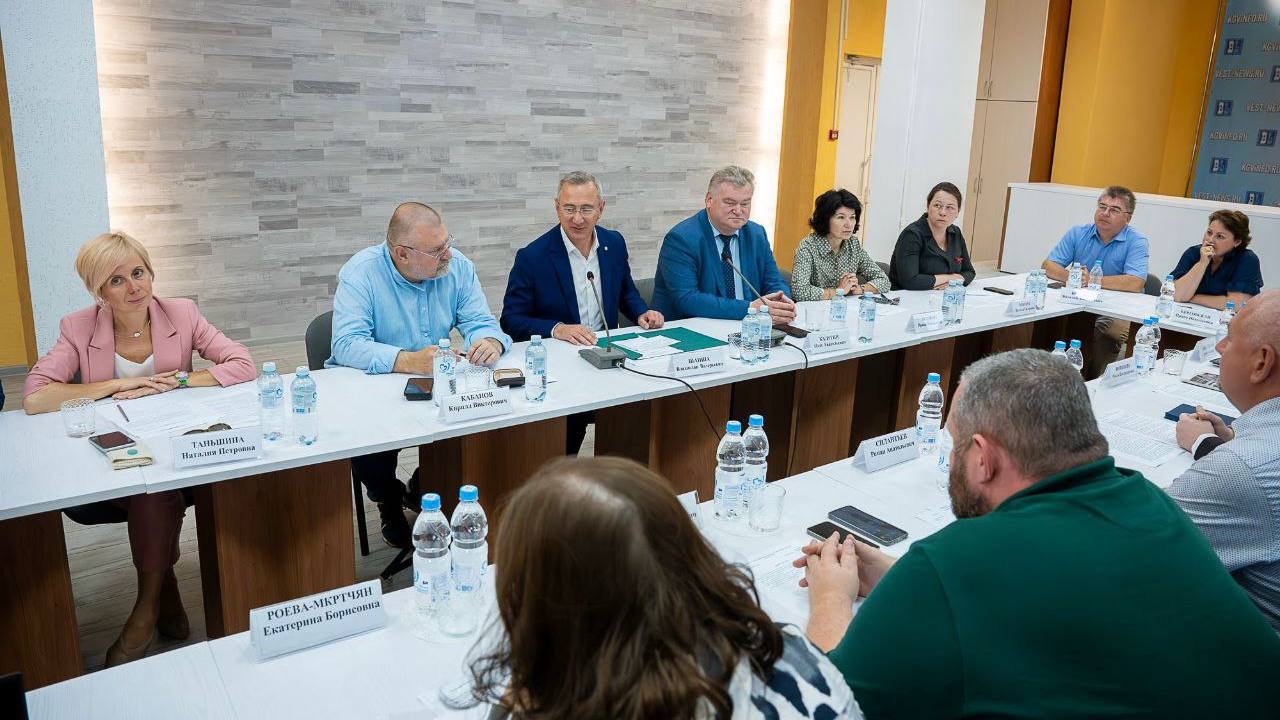 Шапша: «Наш долг – не допустить фактов искажения истории»  В мае на встрече с членом Совета при Президенте РФ по развитию гражданского общества и правам человека Кириллом Кабановым договорились о создании дискуссионной площадки по борьбе с фальсификацией истории в Калужской области.   Сегодня в Калуге проходит круглый стол c участием уважаемых федеральных и региональных экспертов.   «Жестко и принципиально противодействовать любым формам неонацизма, русофобии, расизма. И эта работа должна вестись на опережение. Особенно в молодежной среде», - отметил глава региона Владислав Шапша.