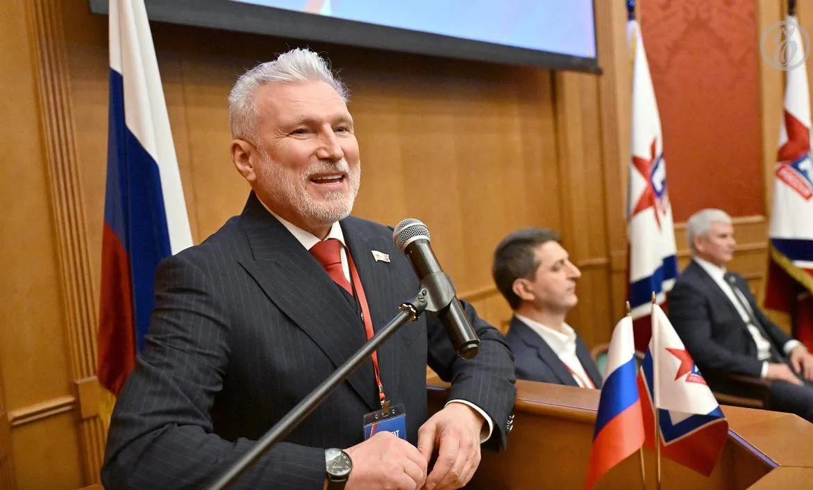 Партия Родина намерена преодолеть пятипроцентный барьер на выборах в Госдуму 2026 года Уверенность в осеннем успехе на съезде партии 18 апреля выразил ее председатель депутат Госдумы Алексей Журавлев Во главе своего предвыборного списка родинцы видят писателя и пока еще члена Справедливой России Захара Прилепина На съезде партийцы готовились избрать его идеологическим лидером признался Алексей Журавлев Не получилось но его соратники здесь и мы надеемся что он тоже будет с нами Соратник писателя Дмитрий Шуров который был избран секретарем политсовета Родины пояснил что господин Прилепин не смог прибыть на съезд поскольку находится в зоне СВО