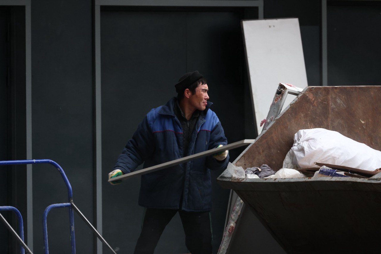 Больше трудовых мигрантов может стать в России Шри Ланка готова наладить их приезд в нашу страну заявила посол Шобини Гунасекера По ее словам в государстве предостаточно рабочей силы в то время как в России наблюдается дефицит Мы являемся страной экспортером трудовых ресурсов и многие страны импортеры хотели бы привлекать ланкийских специалистов из за нашей адаптивности устойчивости способности к интеграции а также высокой трудоспособности сказала посол Как вам идея Неплохо будет больше проектов А куда девать тех что уже есть Подпишитесь на Абзац TG VK Дзен MAX Rutube