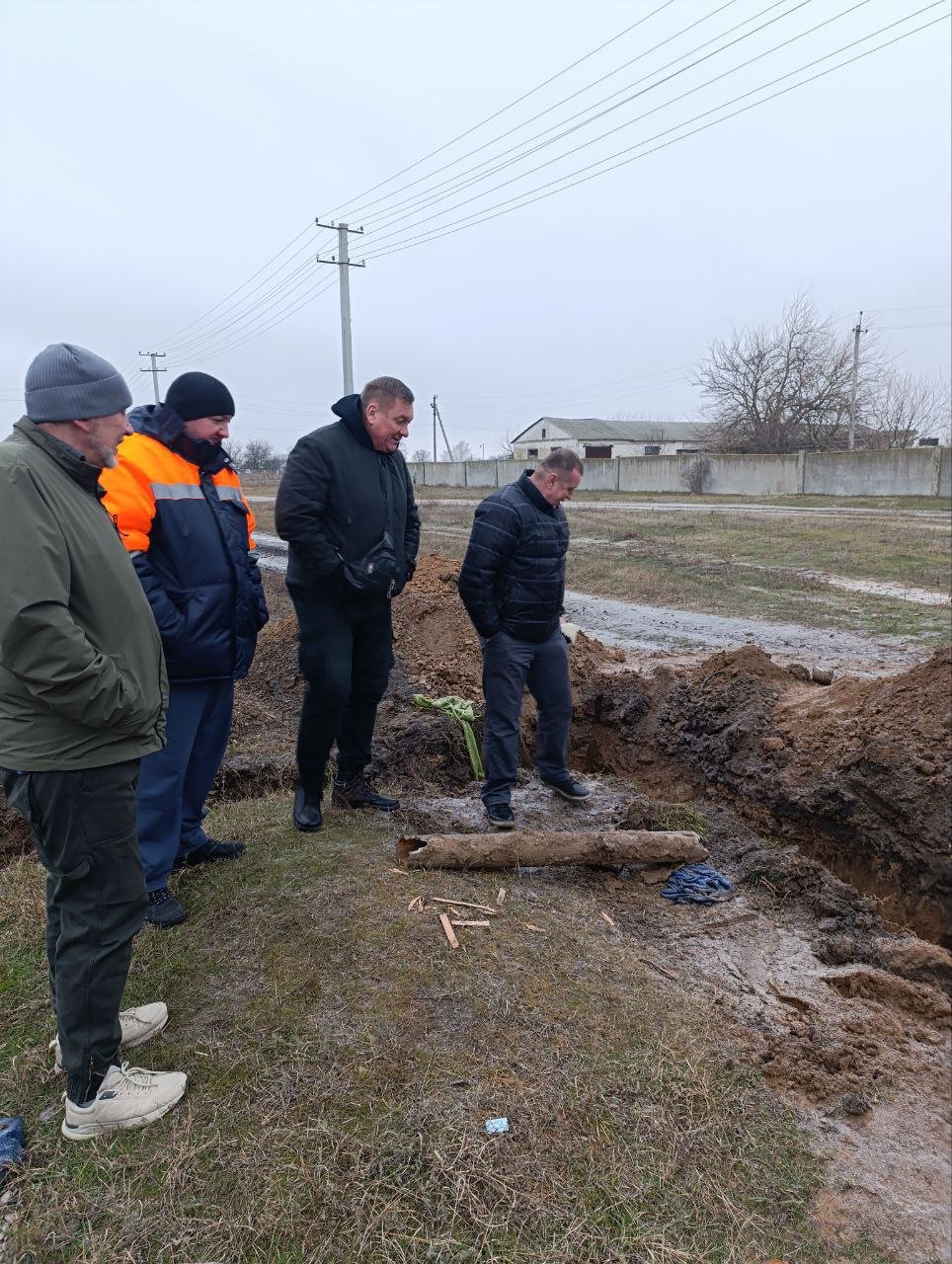 ‼  В селе Павловка Чаплынского округа заменят водопровод протяженностью около 900 метров  Гендиректор "Облводоканала" Херсонской области Игорь Носков совместно с сотрудниками Чаплынского филиала и представителем Рязани согласовали схемы прокладки водопровода.   "Работы планируем выполнить до конца декабря 2024 года", — говорится в сообщении.    ПОДПИСАТЬСЯ НА ТАВРИЮ