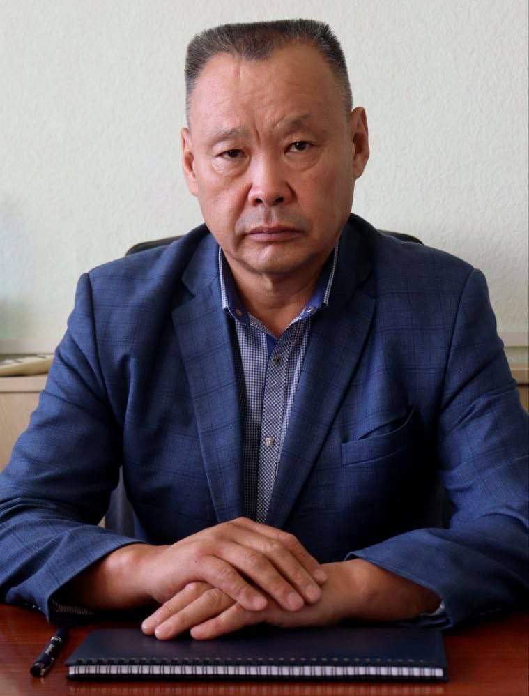 Нового главу избрали в Еравнинском районе Им стал Цокто Жамсуев сообщили в группе Еравна инфо 24 7 Решение принял районный совет депутатов 27 января Оно вступит в законную силу после публикации в местной газете от 30 января Напомним предыдущий глава Чингис Цыренжапов осенью ушел на СВО Временно его обязанности исполнял Абида Жамсуев заместитель руководителя администрации   Канал Ариг Ус в MAX