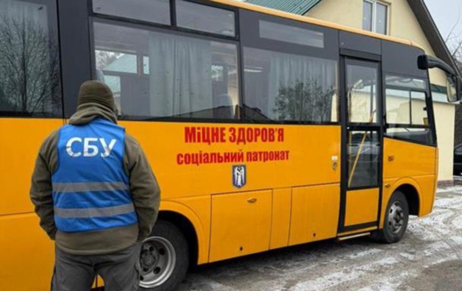 Только за последние недели "достижения" столичной власти, которые разоблачили правоохранители:    чиновники департамента здравоохранения и КНП "психиатрия" разворовали 60 миллионов гривен на закупки транспорта для ухода за психически больными и накупили элитных автомобилей и недвижимости;    руководство КП "Киевгорсвет" разворовало 40 миллионов гривен на замене уличного освещения;    заместитель председателя КГГА Константин Усов через руководство КП "Киевтранспарксервис" фиктивно устроил своих родственников на работу, начислял на них зарплату и забронировало их от мобилизации;    руководство КП "Киевпастранс" за последние 4 года раскрыло средств бюджета более чем на 2,5 миллиарда !  гривен, в частности по несколько раз закупая одни и те же ремонты, и обеспечило себя элитной недвижимостью на десятилетия вперед;    ну и» вишенка на торте « - глава Одесской областной организации партии» Удар «Александр Суханов задержан почти миллионной взятке от предпринимателей за землю в парке»Наталка".   Системность коррупционных проявлений. Не может такое происходить без ведома главы Киева, ведь их слишком много, что их невозможно было не заметить и не принять хоть каких-то мер. Ну, или все разоблаченные лица действуют в интересах «партии» и наполняют ее предвыборную кассу. Другого объяснения такой толерантности к коррупционным скандалам подчиненных и однопартийцев – быть не может.