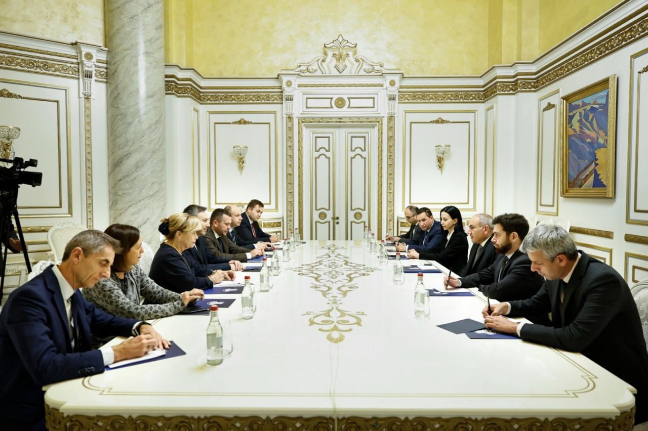 Премьер министр Никол Пашинян принял членов Бюро Парламентской ассамблеи Евронест Никол Пашинян приветствовал их визит в Армению и проведение 12 й пленарной сессии Парламентской ассамблеи Евронест в Ереване Премьер министр выразил надежду на продуктивность сессии и подчеркнул важность активного межпарламентского диалога и сотрудничества Затем премьер министр коснулся дальнейшего развития и углубления отношений Армения Европейский союз Глава государства отметил что правительство Армении последовательно продвигает демократические реформы при содействии ЕС в том числе в целях внедрения европейских стандартов в различных сферах В этом контексте премьер министр подчеркнул необходимость продолжительной финансовой технической и экспертной поддержки со стороны ЕС Был затронут процесс урегулирования отношений между Арменией и Азербайджаном Никол Пашинян подчеркнул факт установления мира и отметил что в настоящее время сложилась благоприятная атмосфера для эффективного продолжения диалога и обсуждений Члены Бюро Парламентской ассамблеи Евронест приветствовали шаги Армении по проведению демократических реформ и углублению отношений с ЕС отметив тесное сотрудничество с армянскими партнерами также в парламентском формате В то же время они приветствовали установление мира между Арменией и Азербайджаном и выразили надежду что это будет способствовать обеспечению стабильности в регионе и развитию сотрудничества Были затронуты шаги по разблокированию региональных коммуникаций процесс делимитации и другие темы