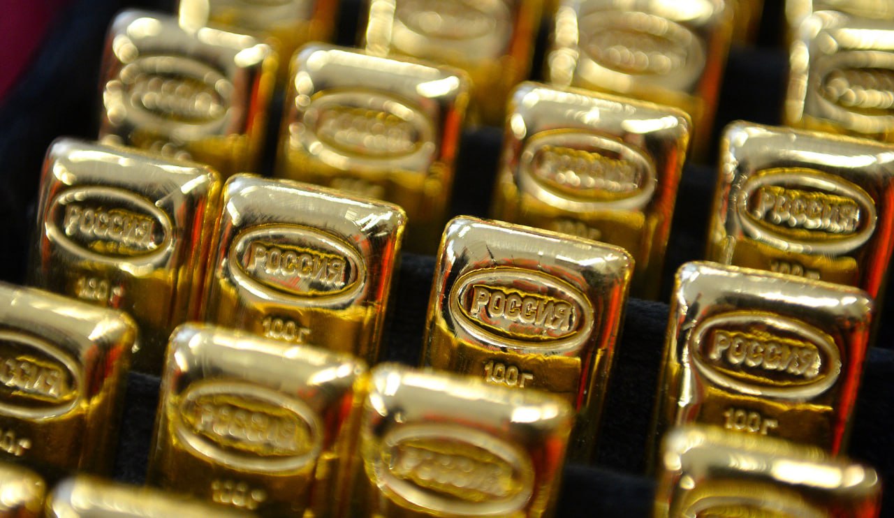 Золотой запас России впервые в истории превысил 400 млрд долларов Это произошло в январе сообщает Банк России Рост резервов в денежном выражении во многом обусловлен ростом стоимости золота Доля золота в российских активах увеличилась до 48 3 по сравнению с 43 3 на начало января Это наибольший уровень с января 1995 года тогда удельный вес желтого металла составлял 54 8 хотя стоимость была на уровне всего 4 6 миллиарда долларов fatcat18