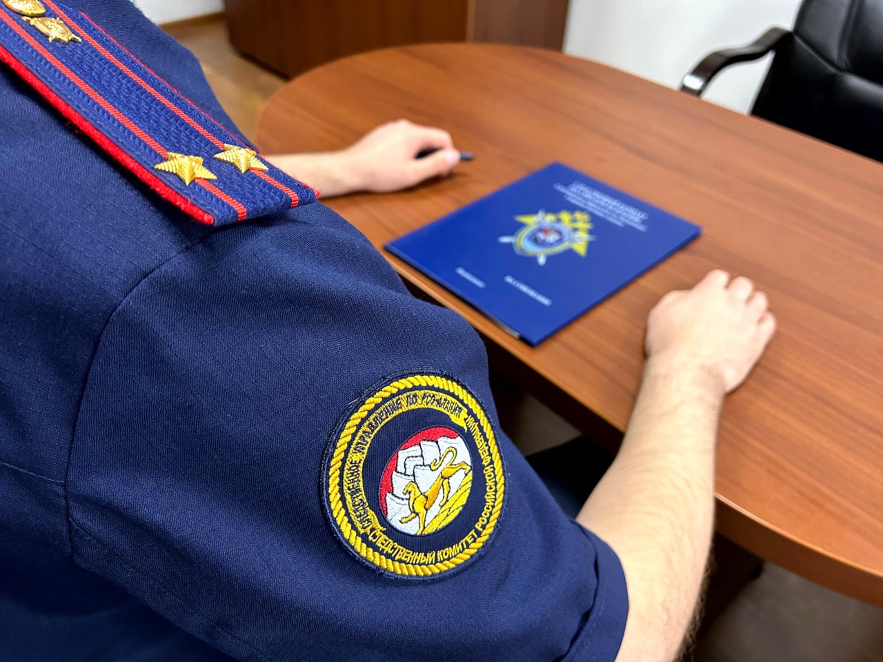 В Северной Осетии медсестра незаконно разбогатела на фиктивном трудоустройстве дочери Прокуратура Пригородного района РСО Алания утвердила обвинительное заключение по делу старшей медсестры местной поликлиники По версии следствия с ноября 2023 года по сентябрь 2024 года она пользуясь служебным положением вносила в табели учета рабочего времени заведомо ложные сведения о том что её дочь трудится в больнице в должности медсестры Дочь на самом деле не работала а только числилась но получала зарплату Так у государства похитили 314 тысяч рублей Дело матери которую обвиняют в подлоге и мошенничестве рассмотрит суд Женщине грозит до 4 лет лишения свободы отметили в прокуратуре республики Подписывайтесь на нас во ВКонтакте и в Одноклассниках чтобы быть в курсе самых интересных новостей Кавказа Подписывайтесь на телеграм канал АиФ Северный Кавказ