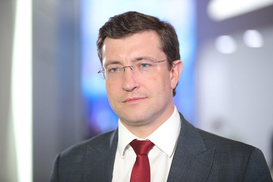 Скорая демографическая помощь для сокращения абортов запущена в Нижегородской области Об этом сообщил губернатор региона Глеб Никитин Мы применяем цифровые алгоритмы которые на основе методологии больших данных и фокусного маркетинга в интернете позволяют проактивно работать с теми кто в поисковике ищет информацию о прерывании беременности сказал он Никитин пояснил что женщина вбивая запрос об аборте сразу видит сайт с информацией о горячей линии Сохрани РФ Мы начинаем взаимодействовать с беременной еще до ее обращения в клинику После ее звонка на горячую линию к работе подключается независимые аккредитованные эксперты из государственных и частных клиник которые прошли необходимую подготовку в рамках программы то есть обучение и подготовку скриптов соответствующих и выстраивают диалог с женщинами по определенным методическим материалам также разработанным для этой программы уточнил он Губернатор добавил что по программе работает порядка 50 специалистов в различных сферах По сути это команда которая является обязательным предабортным консультантом которого нельзя обойти пояснил Никитин Патриаршая комиссия по вопросам семьи