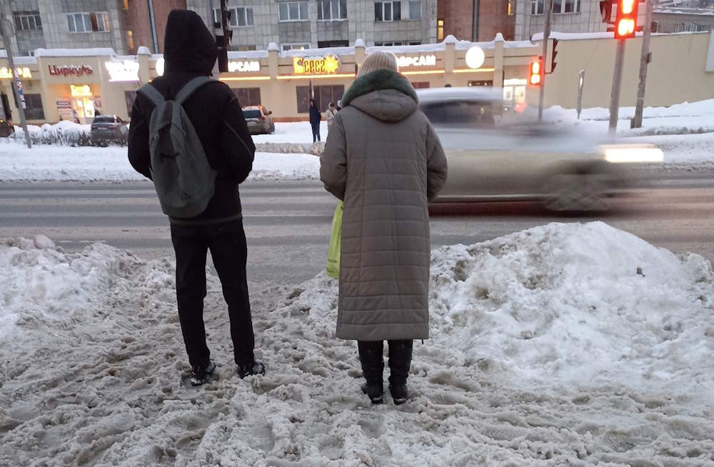 Прокуратура назвала три района Перми с плохой уборкой снега  Прокуратура Перми провела проверку работы подрядчиков по уборке снега и вывозу мусора. Основанием стали жалобы жителей города, поступившие в начале января.     Как сообщает прокуратура, по уборке снега нарушения выявлены во всех районах города, но чаще всего в трех - Орджоникидзевском, Мотовилихинском и Свердловском. Возбуждено несколько дел об административных правонарушениях. По результатам проверки вывоза мусора прокуратурой внесено 13 представлений за несвоевременный вывоз бытовых отход с мест накопления, их захламлением.     >