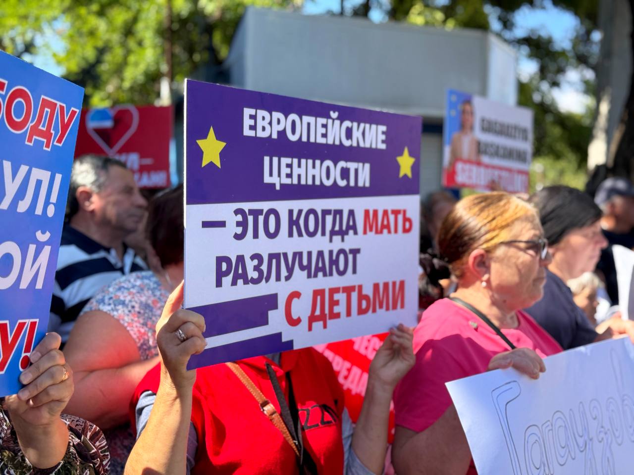 Перейти на сторону народа на митинге в защиту Евгении Гуцул в Чадыр Лунге приняли петицию к представителям местных органов власти Участники акции обратились к примарам и советникам городских и сельских советов У вас есть выбор остаться со своим народом со своими близкими и отстоять свои права Мы поддержим каждого кто выберет сторону закона и справедливости но не простим дальнейшего предательства отмечается в документе rusputnikmd