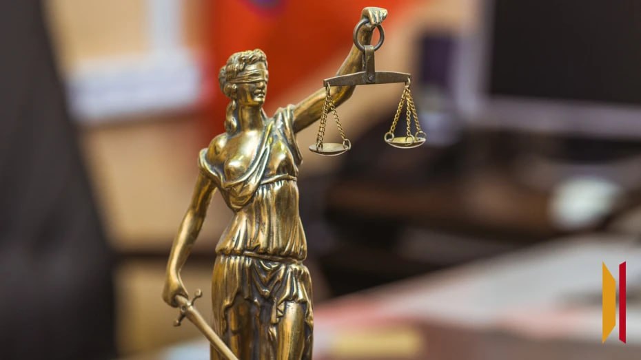 В суде возобновят рассмотрение дела о неуплате налогов воронежским предпринимателем который пытался убить мэра Борисоглебска В ноябре Борисоглебский городской суд объявил о прекращении в связи с истечением срока давности уголовного преследования предпринимателя Александра Чистопрудова по статье об уклонении от уплаты налогов Однако 25 декабря Воронежский областной суд отменил это постановление Информацию подтвердили в Борисоглебском городском суде указав что материалы дела из облсуда пока возвращены не были Как сообщает Коммерсантъ Черноземье изначально дело Александра Чистопрудова в Борисоглебском городском суде рассматривал судья Александр Терещенко Однако в конце ноября гособвинитель подал ходатайство об отводе судьи Александра Терещенко в связи с сомнениями в его объективности и беспристрастности В итоге материалы дела передали судье Виктору Лысенко Предпринимателя обвиняют по ч 2 ст 198 УК РФ уклонение физического лица от уплаты налогов в особо крупном размере и ч 1 ст 199 2 УК РФ сокрытие денежных средств индивидуального предпринимателя за счет которых должно быть произведено взыскание недоимки по налогам страховым взносам в крупном размере Максимальное наказание по статьям 3 года лишения свободы Мы всегда на связи в Мах