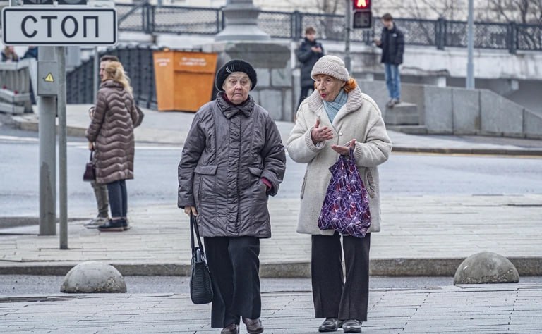 Росреестр рассматривает возможность продления срока регистрации сделок с недвижимостью находящейся в собственности пожилых людей Об этом сообщили в ведомстве в ответ на запрос председателя комитета Госдумы по труду и соцполитике Ярослава Нилова есть в распоряжении РБК Речь идет о попытках пресечь так называемую бабушкину схему при продаже жилья Дополнительно отмечаем что принимая во внимание сокращенные сроки государственной регистрации прав в отношении договоров купли продажи жилого помещения в целях обеспечения возможности принятия мер направленных на случае выявления признаков прекращение регистрационных действий мошеннических действий в настоящее время Росреестром прорабатываются предложения по внесению изменений в действующее законодательство в части увеличения срока государственной регистрации прав применительно к договорам купли продажи жилых помещений собственниками которых являются лица пожилого возраста говорится в сообщении Фото Константин Кокошкин Global Look Press РБК в Telegram и MAX