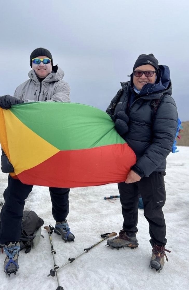 Забайкальцы покорили легендарную гору Арарат   Директор завода домостроения «Инновация», председатель Забайкальского отделения Деловой России Леонид Кузьмицкий накануне Дня строителя совершил восхождение на легендарную гору Арарат.   «Свое восхождение посвящаем любимому Забайкальскому краю, пусть он всегда будет на высоте!», - поделился Леонид Кузьмицкий на своей странице в социальной сети «Вконтакте».   Участники восхождения поднялись на высоту 5 тысяч 156 метров над уровнем моря. Подъем совершался по вечным ледникам.    Фото Леонида Кузьмицкого    Подписывайтесь: