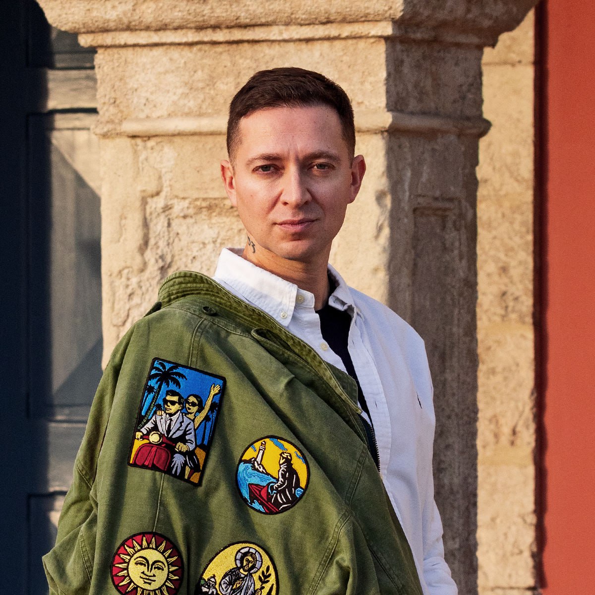 Суд в Петербурге заочно арестовал Oxxxymironа по делу об иноагентах Смольнинский районный суд вынес решение о заключении Мирона Федорова под стражу сроком на два месяца Уголовное дело возбуждено из за злостного уклонения от исполнения обязанностей иноагента По версии следствия музыкант умышленно игнорировал требования закона и скрывается от правоохранителей с весны 2024 года сейчас он находится в межгосударственном розыске   Срок ареста начнет исчисляться с момента задержания артиста на территории РФ или его экстрадиции Защита пыталась обжаловать меру ссылаясь на то что Федоров может не знать о деле но суд эти доводы отклонил Признан в РФ иностранным агентом settersmedia news