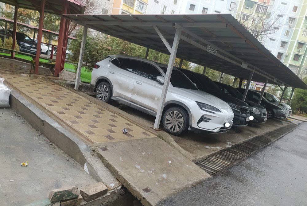 Теперь за парковку перед домом можно получить штраф В Узбекистане вводится ответственность за самовольное бетонирование придомовой территории многоквартирных домов будь то грунтовый участок или зелёная зона а также за установку на этой земле любых конструкций или сооружений без разрешения Законопроект предусматривающий такие меры уже одобрен Законодательной палатой парламента и направлен в Сенат Подпишитесь и следите за актуальными новостями на нашем канале   telegram me joinchat AAAAAEEdc qam7052mnXKA