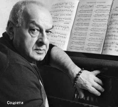 Умер Левон Оганезов народный артист России композитор пианист и актер Ему было 84 года О смерти сообщили на его личной странице в соцсети С глубоким прискорбием сообщаем что вчера 13 декабря после продолжительной борьбы с онкологическим заболеванием скончался Леонтий Саркисович Оганезов Для своих многочисленных поклонников он запомнится виртуозностью и искрометным юмором написали его близкие Оганезов работал с Клавдией Шульженко Олегом Анофриевым Валентиной Толкуновой Был соведущим телепрограмм Клуб Белый попугай Суета вокруг рояля играл в театре и кино Telegram Все каналы Фонтанки Max