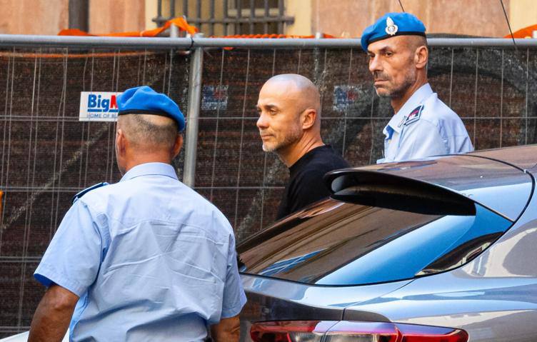 Украинец арестованный по подозрению в подрыве Северных потоков объявил голодовку Адвокат подозреваемого сообщил что Сергей Кузнецов отказался от еды 31 октября из за того что в тюрьме строгого режима в Италии его кормят неподходящей пищей он не ест мяса Также арестованный требует достойных условий содержания и равного с другими заключенными отношения в отношении посещений семьи и доступа к информации Главное здесь Подписывайтесь