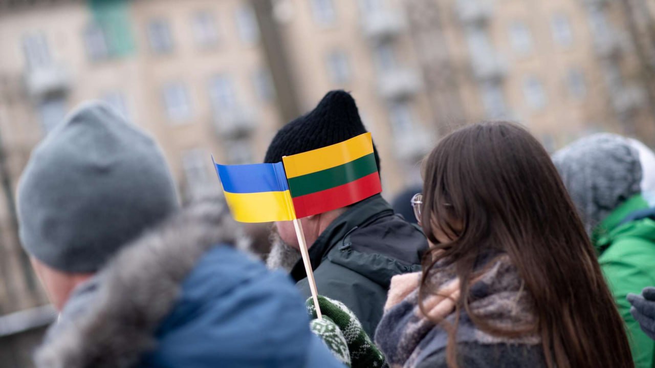 По данным ООН, 70% украинских беженцев, находящихся в Литве, живут за чертой бедности, а 14% — не могут позволить себе даже еду. При этом трудоустроены лишь 37% украинцев. А основные причины «кадрового голода» — низкие зарплаты, отсутствие подходящих вакансий и языковой барьер. Для «богов с небес» в европейской стране подходящей работенки не нашлось. Подпишись, Правда за нами