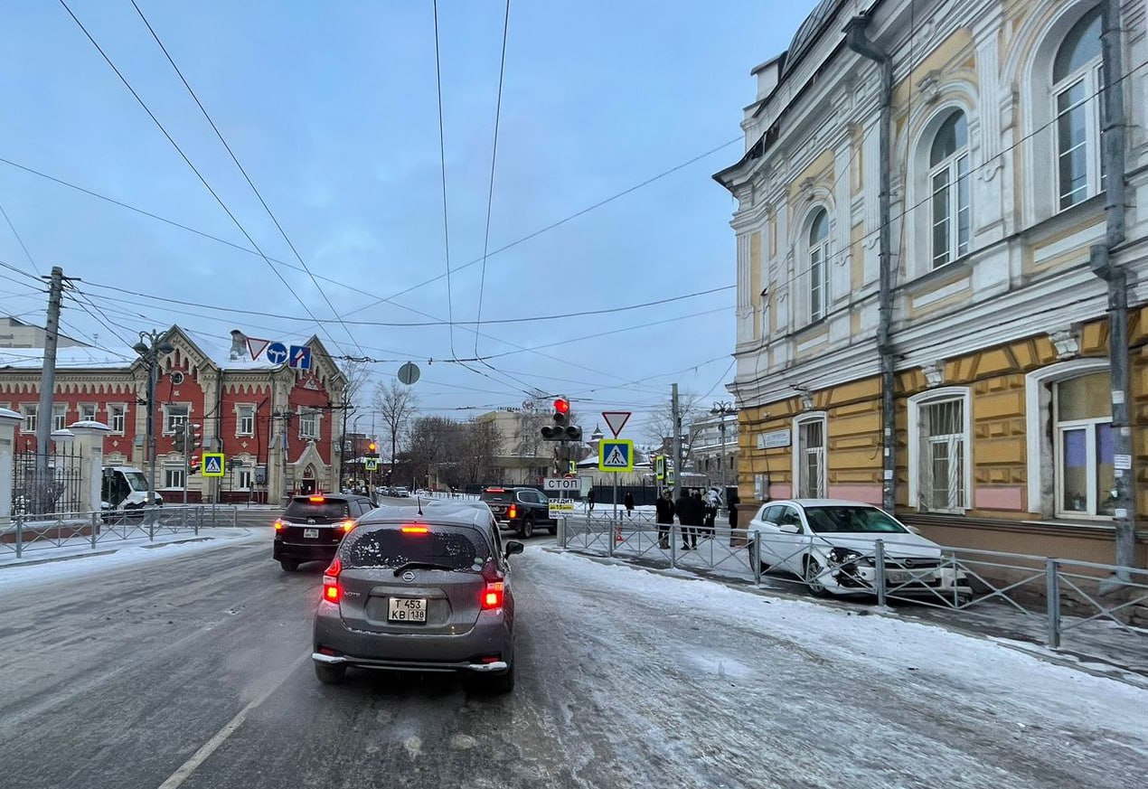 В центре Иркутска под колеса автомобиля попали два человека  По предварительным данным, девушка за рулем «Опеля» наехала на двух пешеходов — мужчину и женщину. Они получили травмы.  На месте работают сотрудники полиции, обстоятельства произошедшего выясняются.