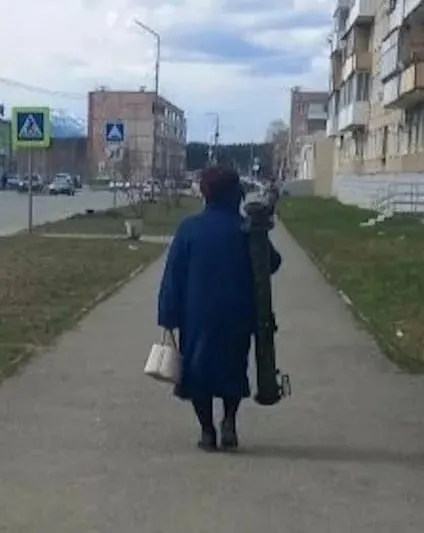 Женщину с гранатометом заметили на улице в Североуральске Опасения некоторых граждан впрочем были напрасными оружие оказалось муляжом для местного музея ОВД а женщина его сотрудницей Подписаться на РИА Новости